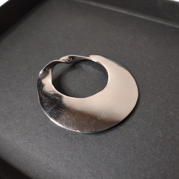 Silver Tone Round Twisted Metal Brooch - Picture 8 of 10